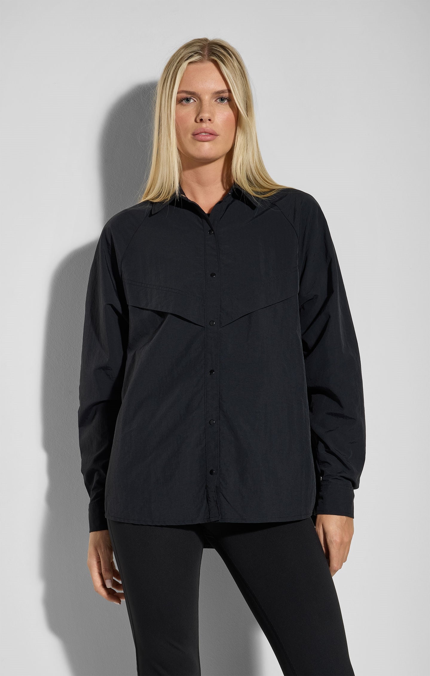 Tシャツ・カットソー PLAIN Black Shirt with Classic Collar in Tech Fabric Woman Women Printed Boxy Fit Round Neck T-shirt with COTFLEX