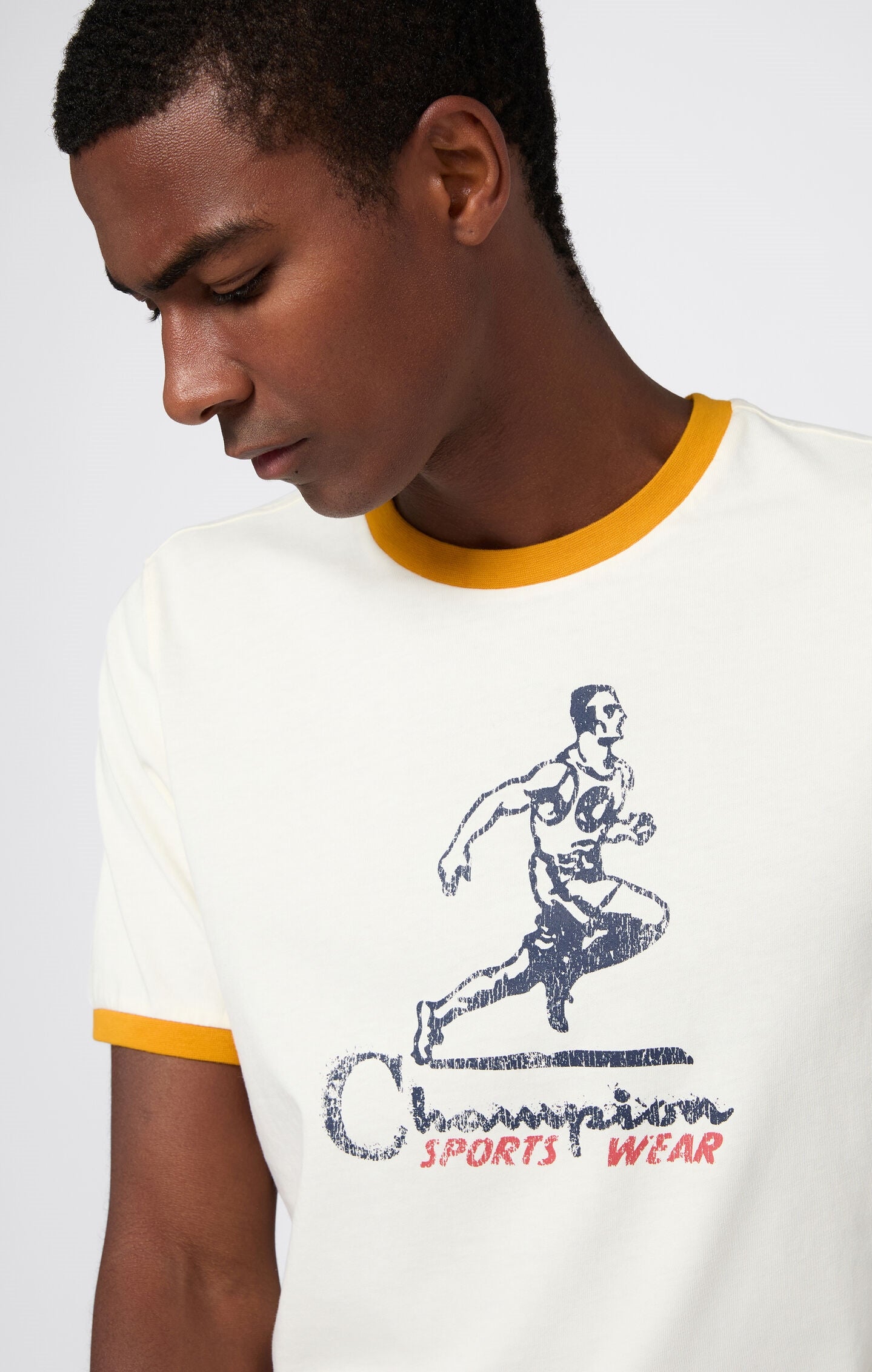 Camiseta de hombre con cuello redondo, estampado y ribetes en contraste