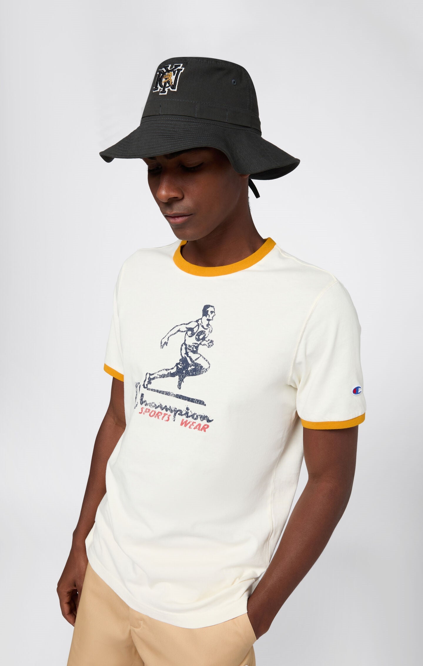 Camiseta de hombre con cuello redondo, estampado y ribetes en contraste