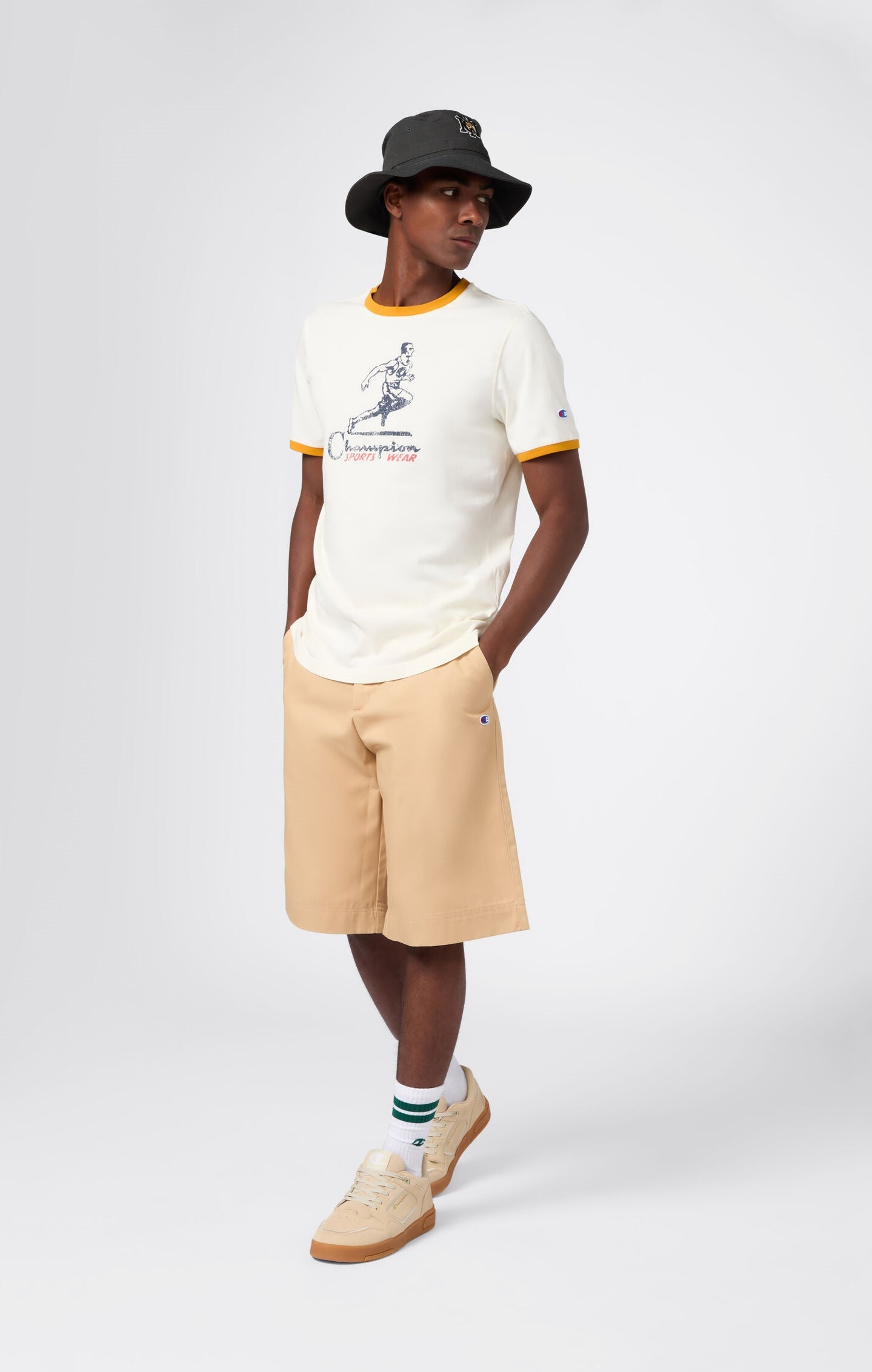 Camiseta de hombre con cuello redondo, estampado y ribetes en contraste