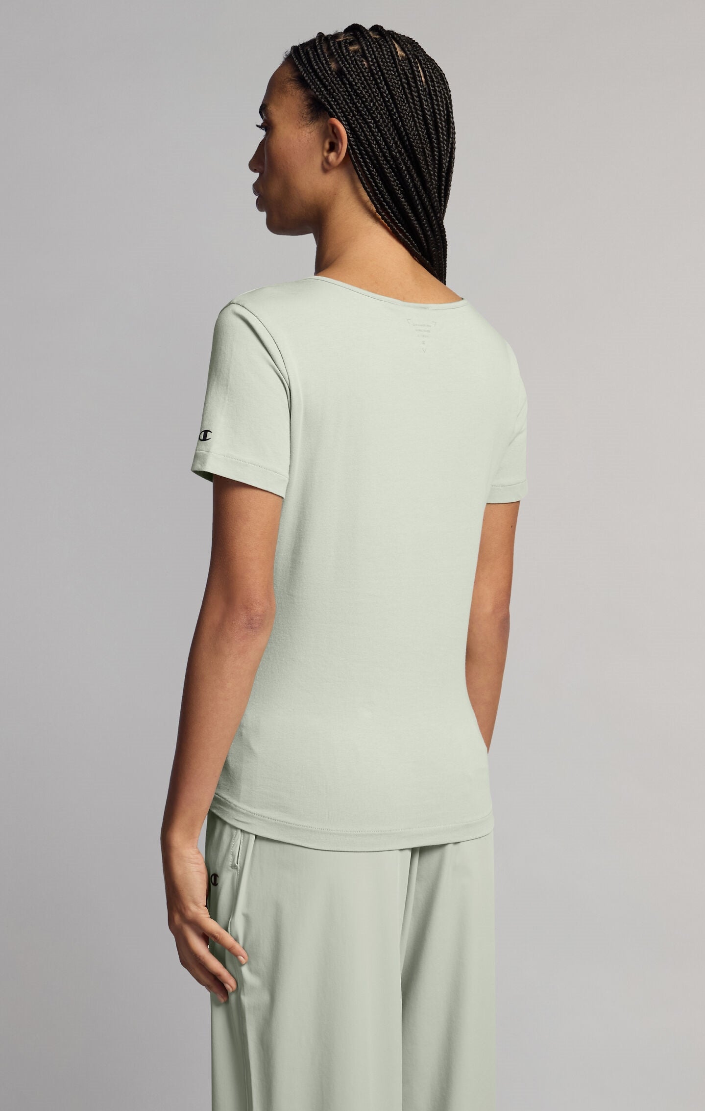 T-shirt Femme Coupe Slim à Col en V en Nylon Léger C-Tech