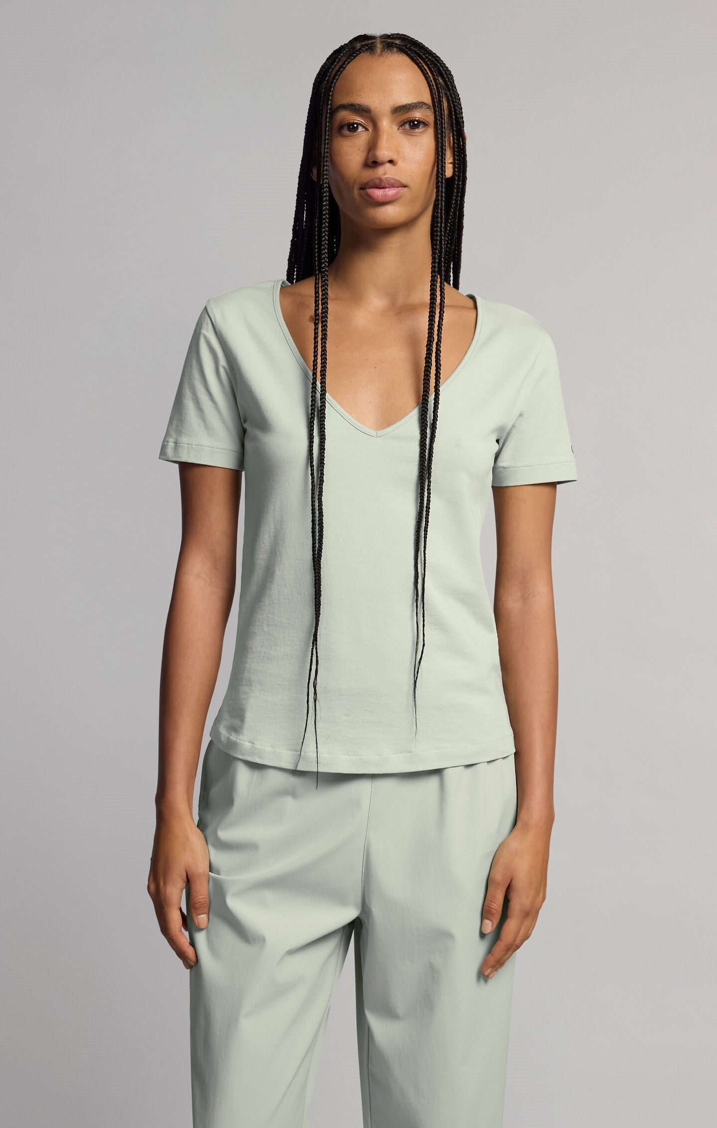 T-shirt Femme Coupe Slim à Col en V en Nylon Léger C-Tech