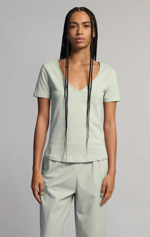 T-shirt Femme Coupe Slim à Col en V en Nylon Léger C-Tech