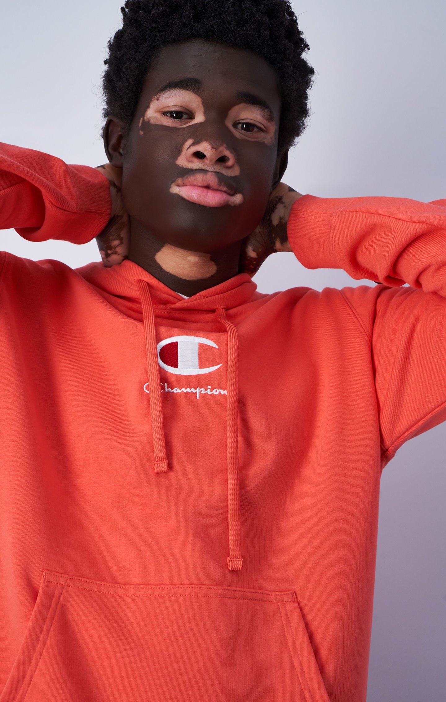 Kapuzenpullover mit neuem Champion-Logo