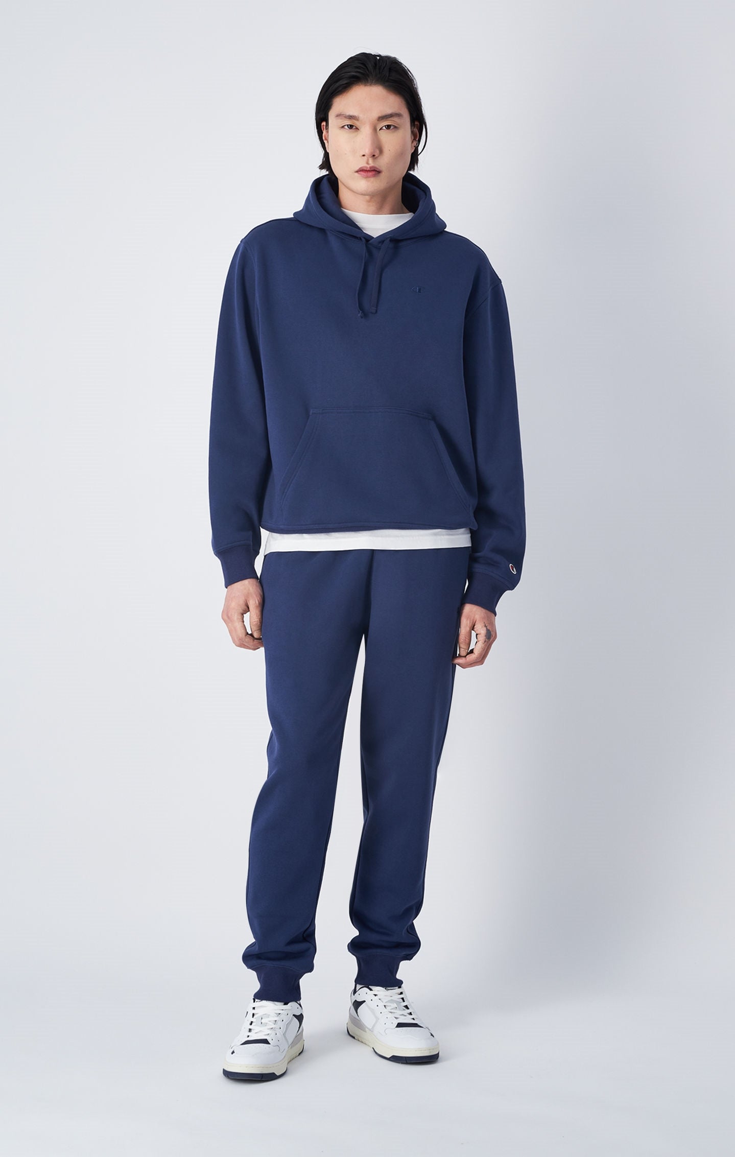 Felpa con cappuccio con logo tono su tono