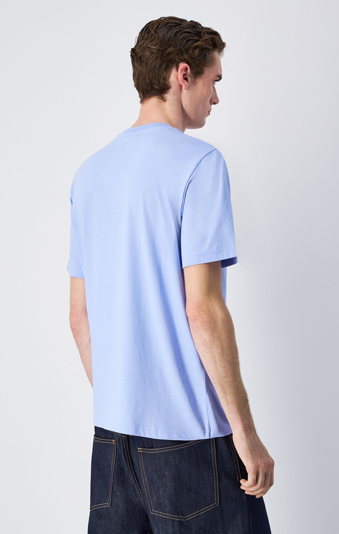 Camiseta de cuello redondo con logotipo a tono