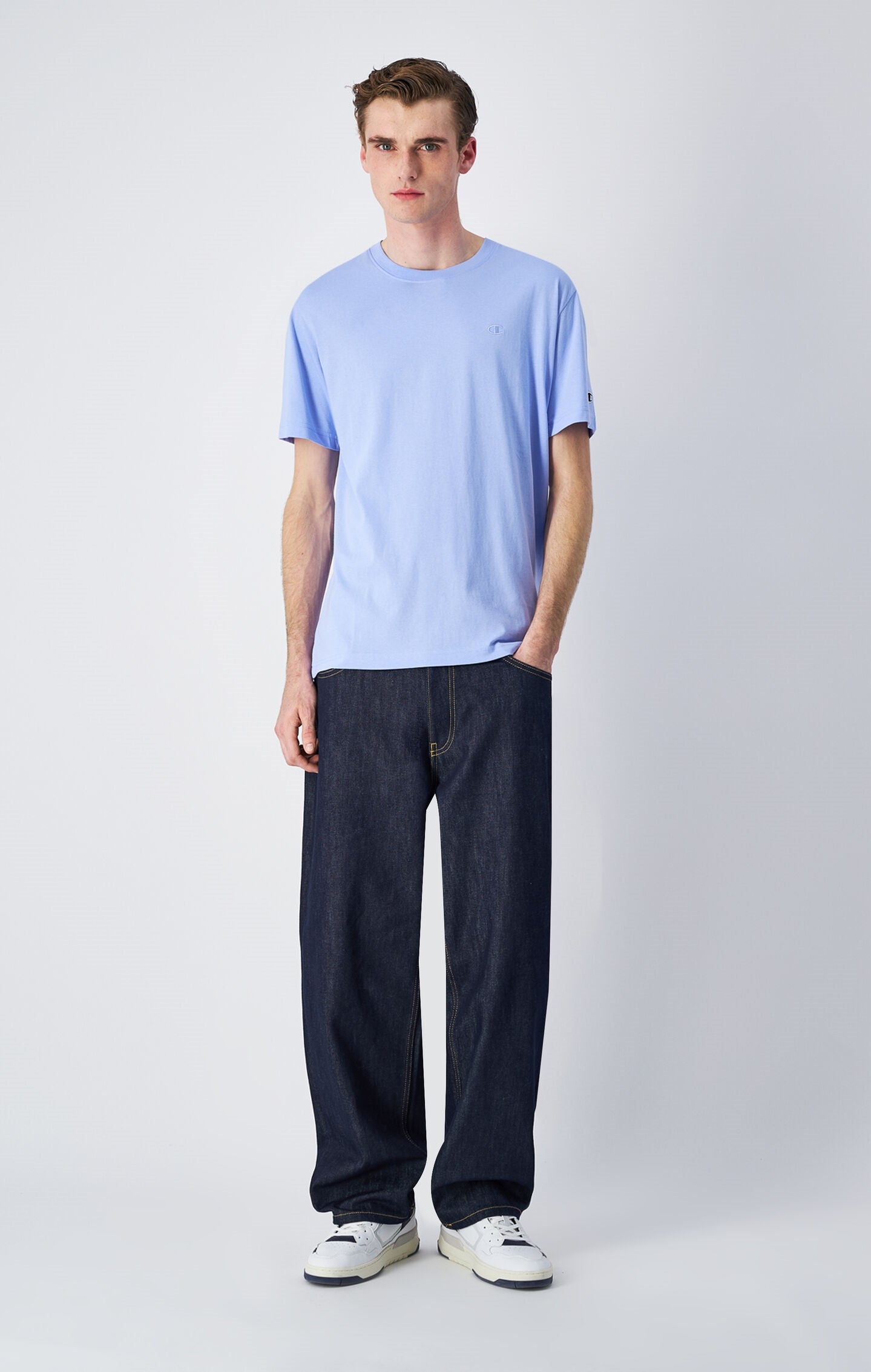 Camiseta de cuello redondo con logotipo a tono