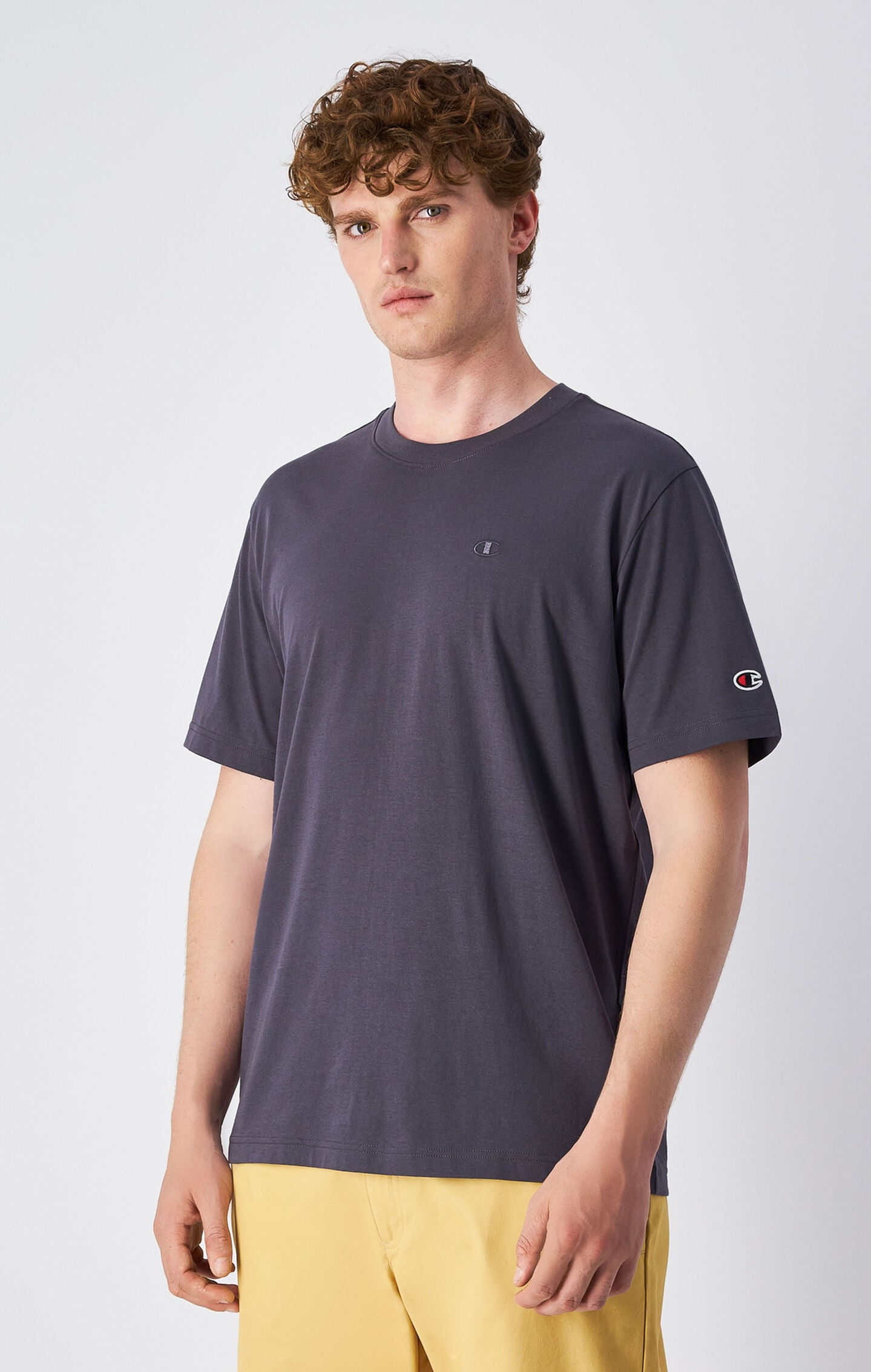 Camiseta de cuello redondo con logotipo a tono