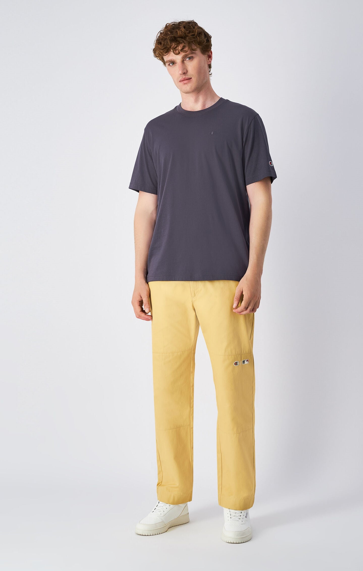 Camiseta de cuello redondo con logotipo a tono