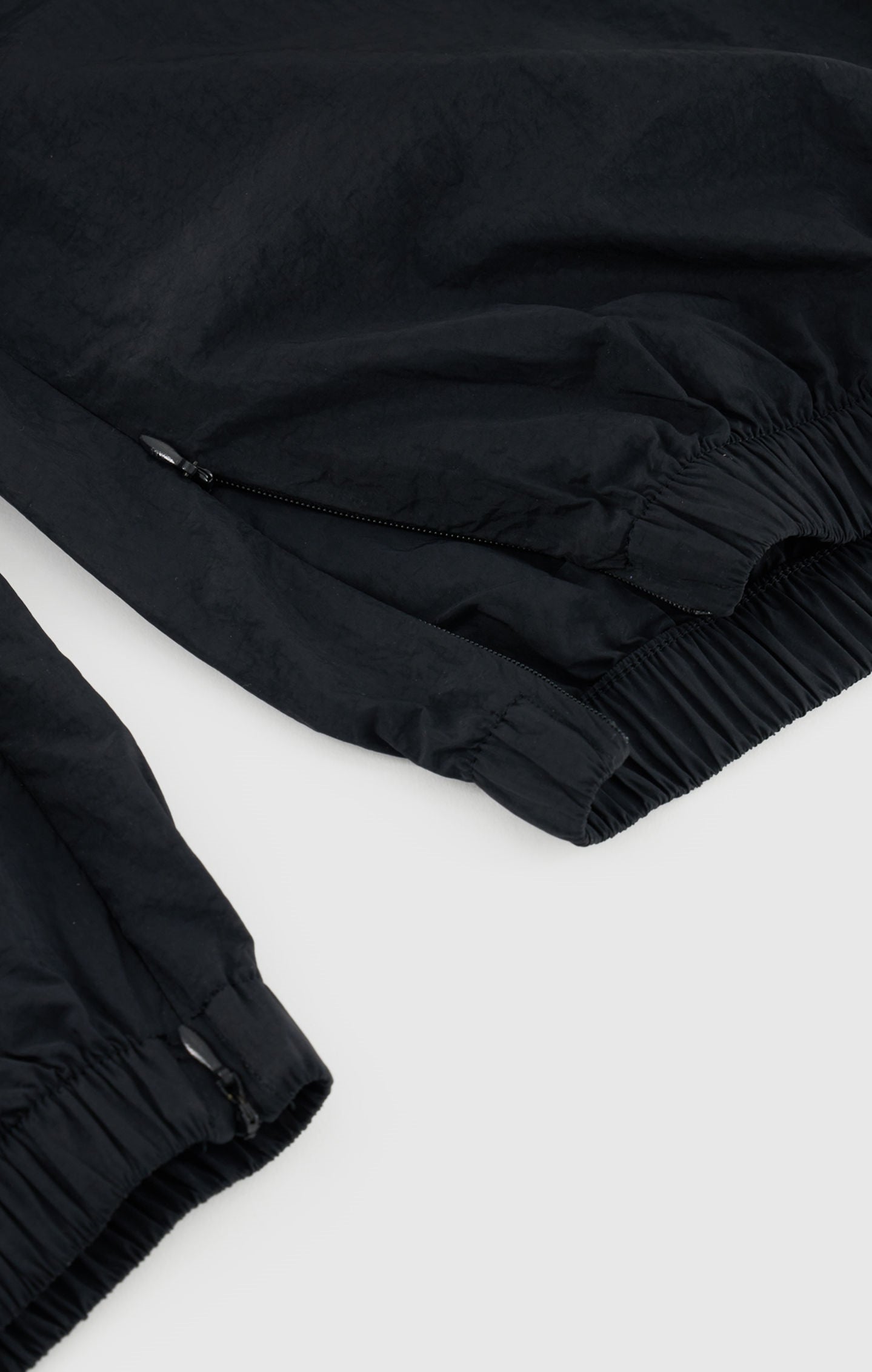 Pantalón de nailon con puños elásticos