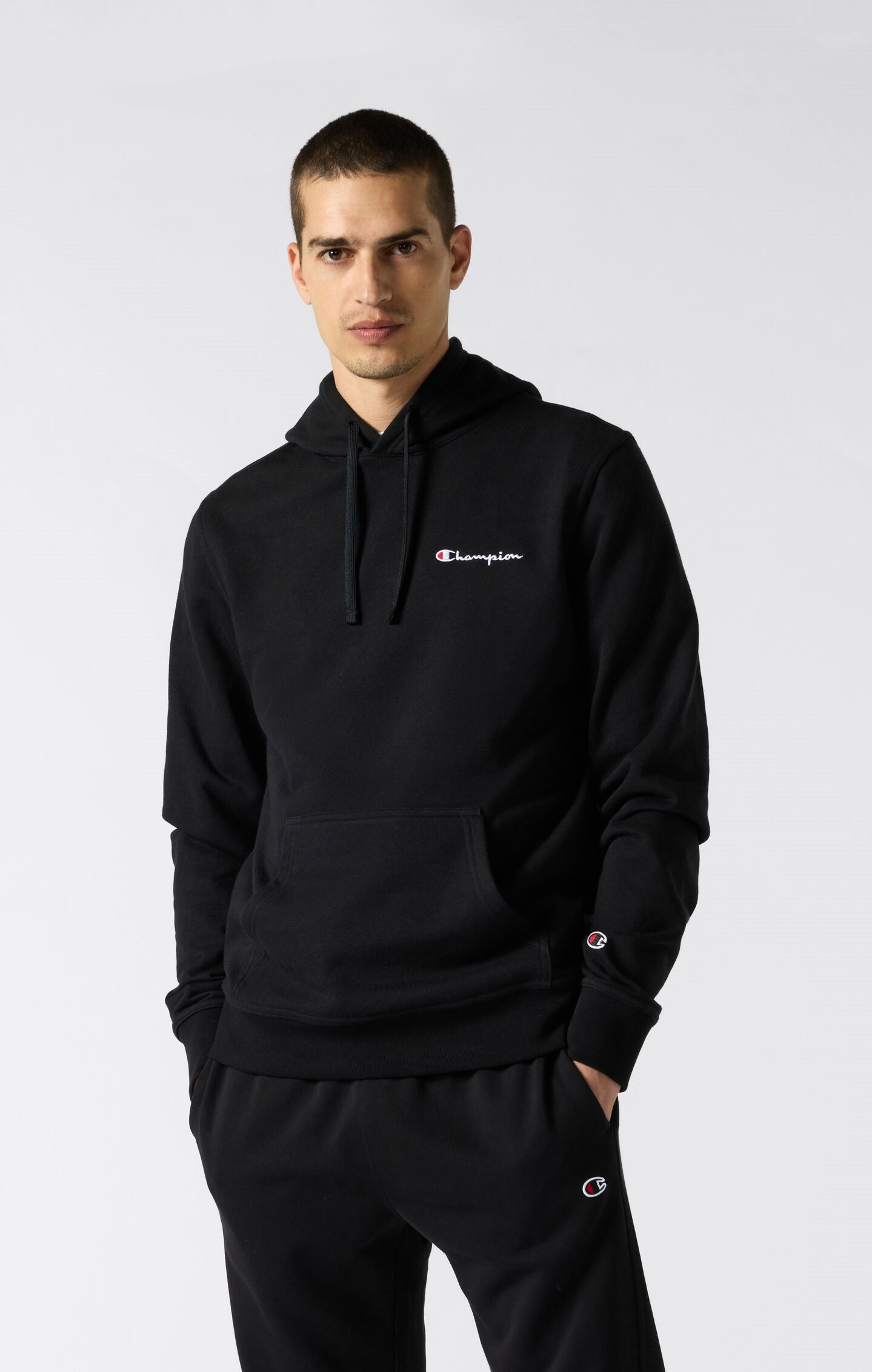 Herren Leichter Slim Fit Hoodie mit Kleinem Gesticktem Logo