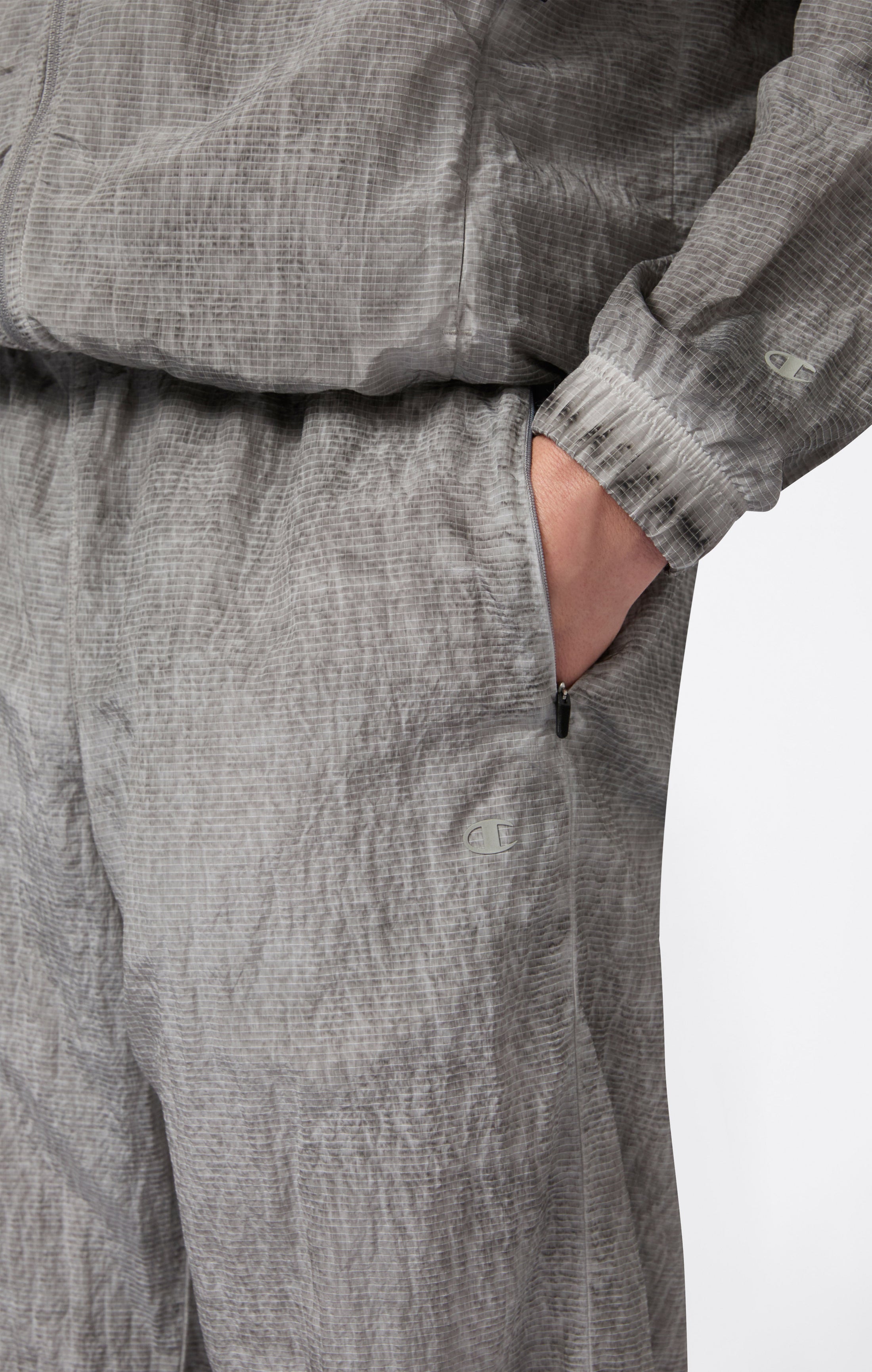 Pantaloni Uomo In Nylon Con Polsini Elastici Effetto Slavato