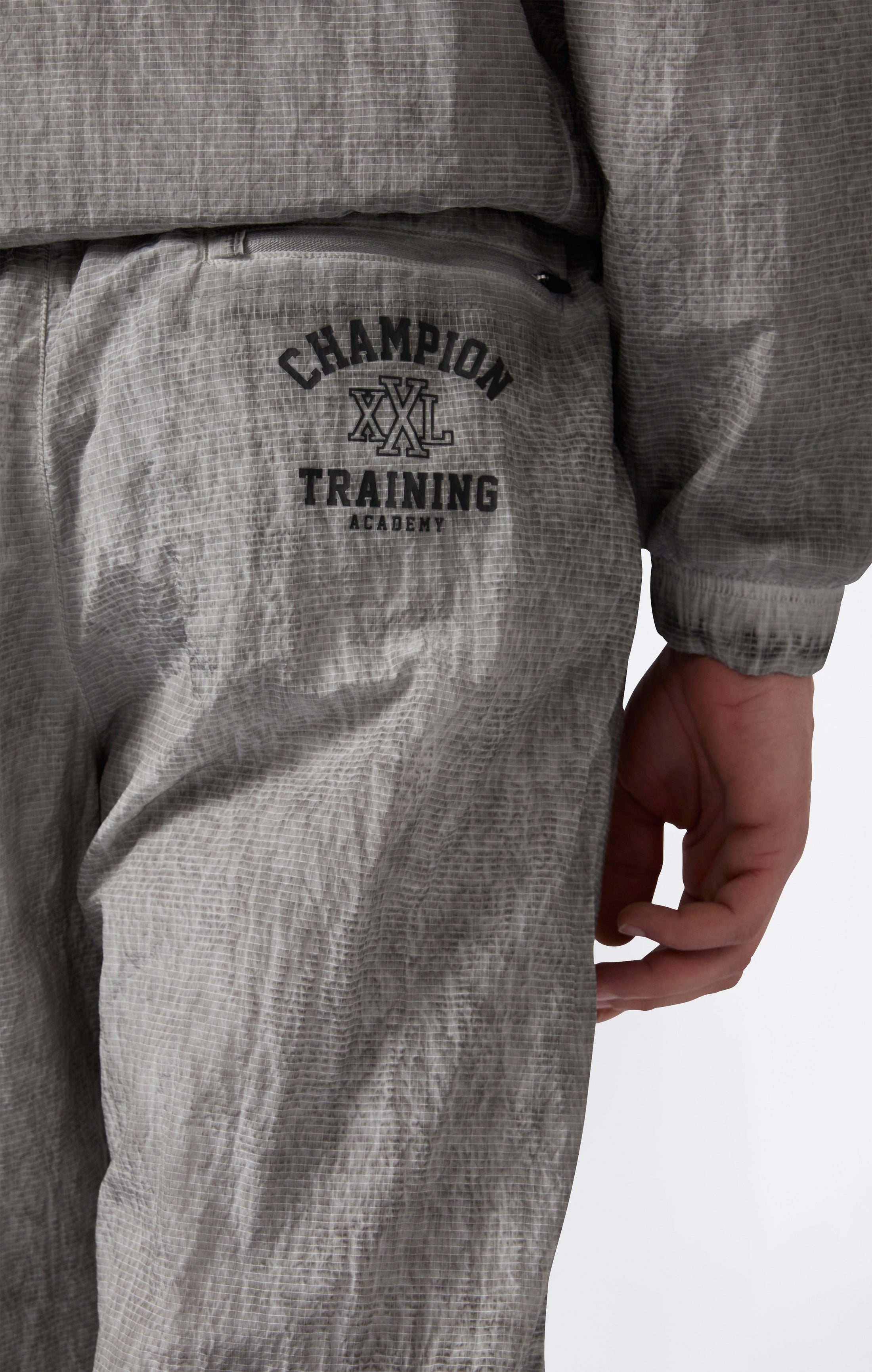 Pantaloni Uomo In Nylon Con Polsini Elastici Effetto Slavato