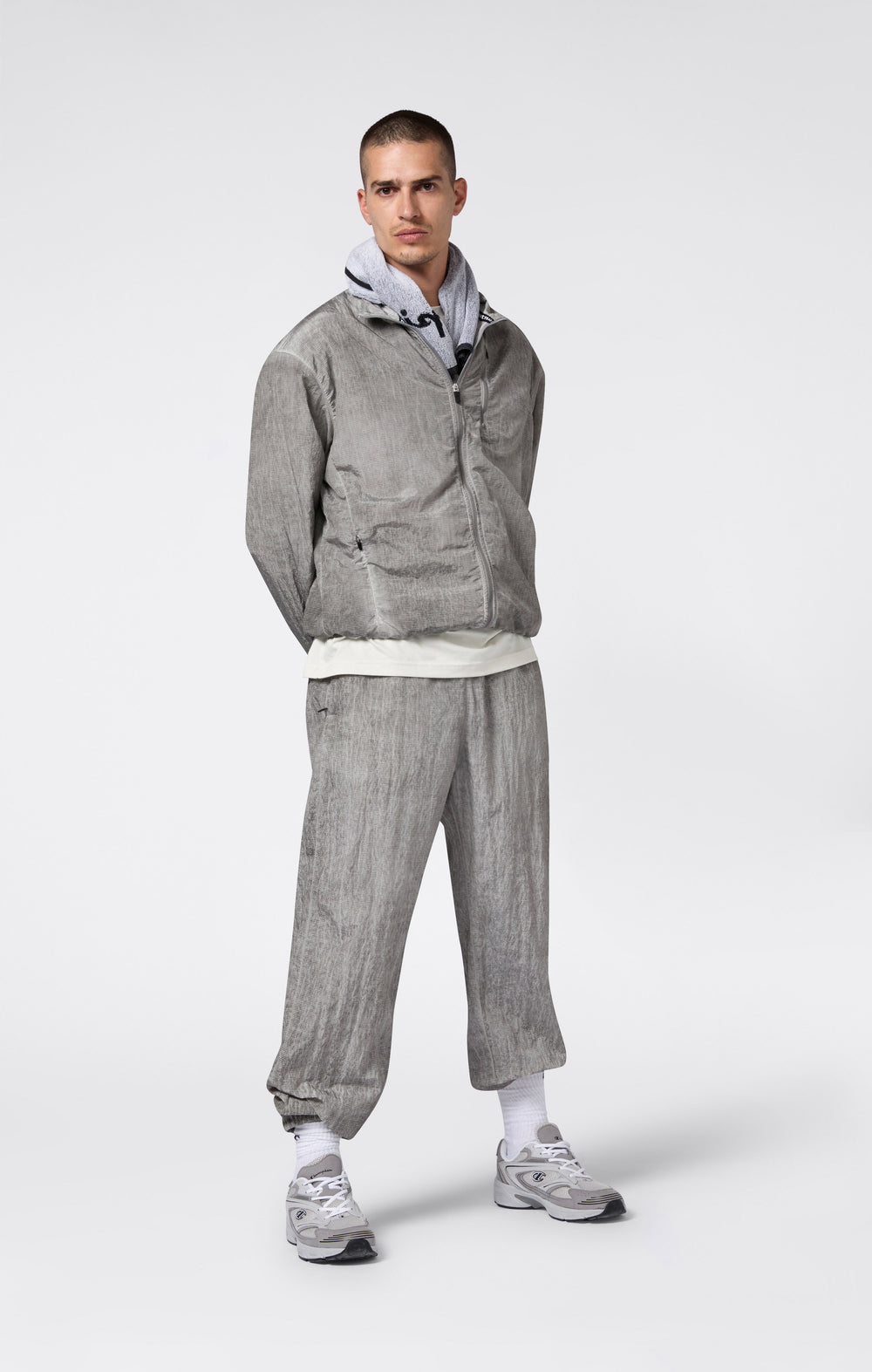 Pantaloni Uomo In Nylon Con Polsini Elastici Effetto Slavato