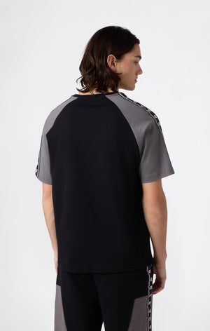 T-shirt Tape Logo con Maniche Raglan da Uomo