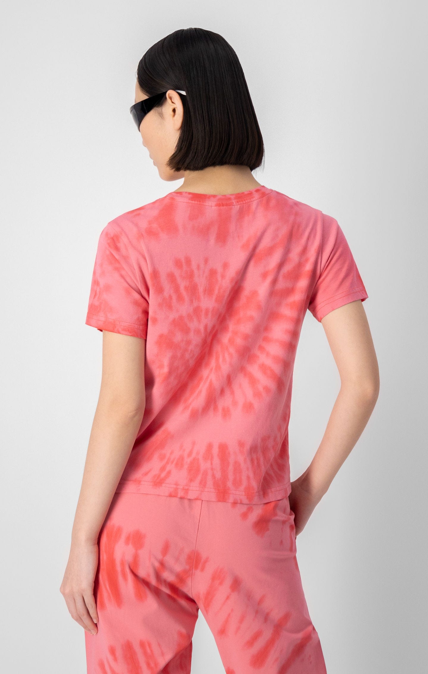 Artikel klicken und genauer betrachten! - Dieses Damen-T-Shirt mit einem coolen kurzen Schnitt in Batikfärbung sorgt für lässig beschwingte Tage. Es ist aus weicher Baumwolle gefertigt und mit kleinen Logodetails auf Brust und Ärmel versehen. | im Online Shop kaufen