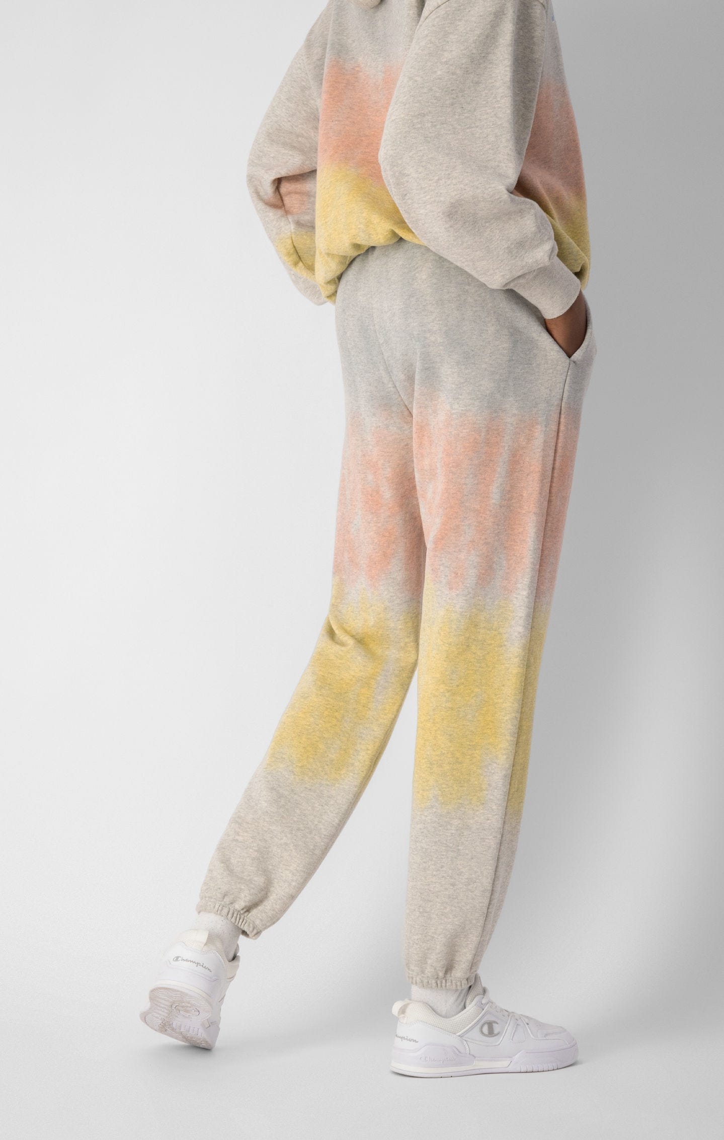 Artikel klicken und genauer betrachten! - Diese Baumwoll-Jogginghose mit auffälligem Tie-Dye-Print und College-Logo an der Hüfte bringt Schwung in deinen Tag und deinen gesamten Look. | im Online Shop kaufen