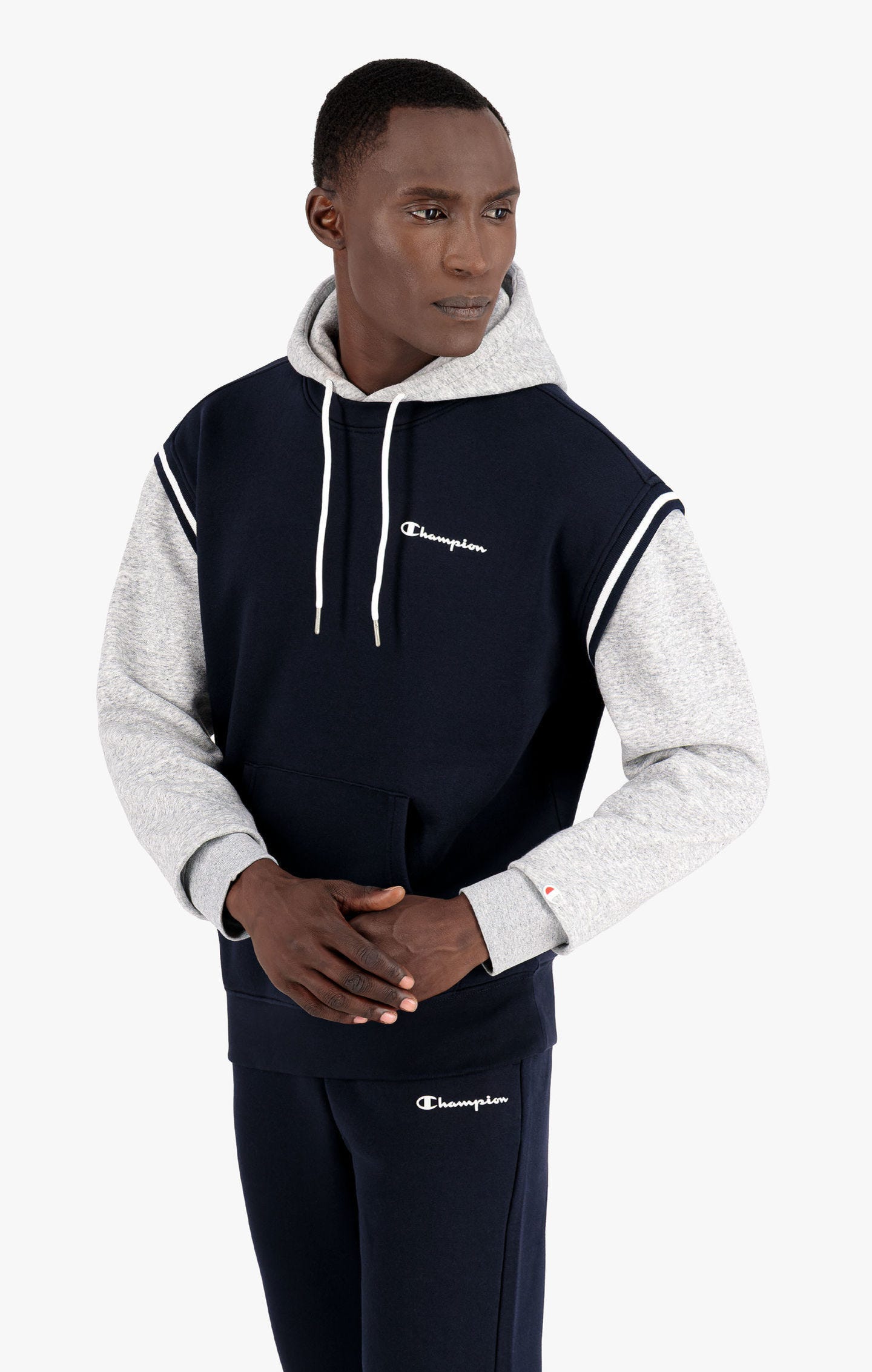 Sweatshirt à capuche, superpositions contrastées et petit logo