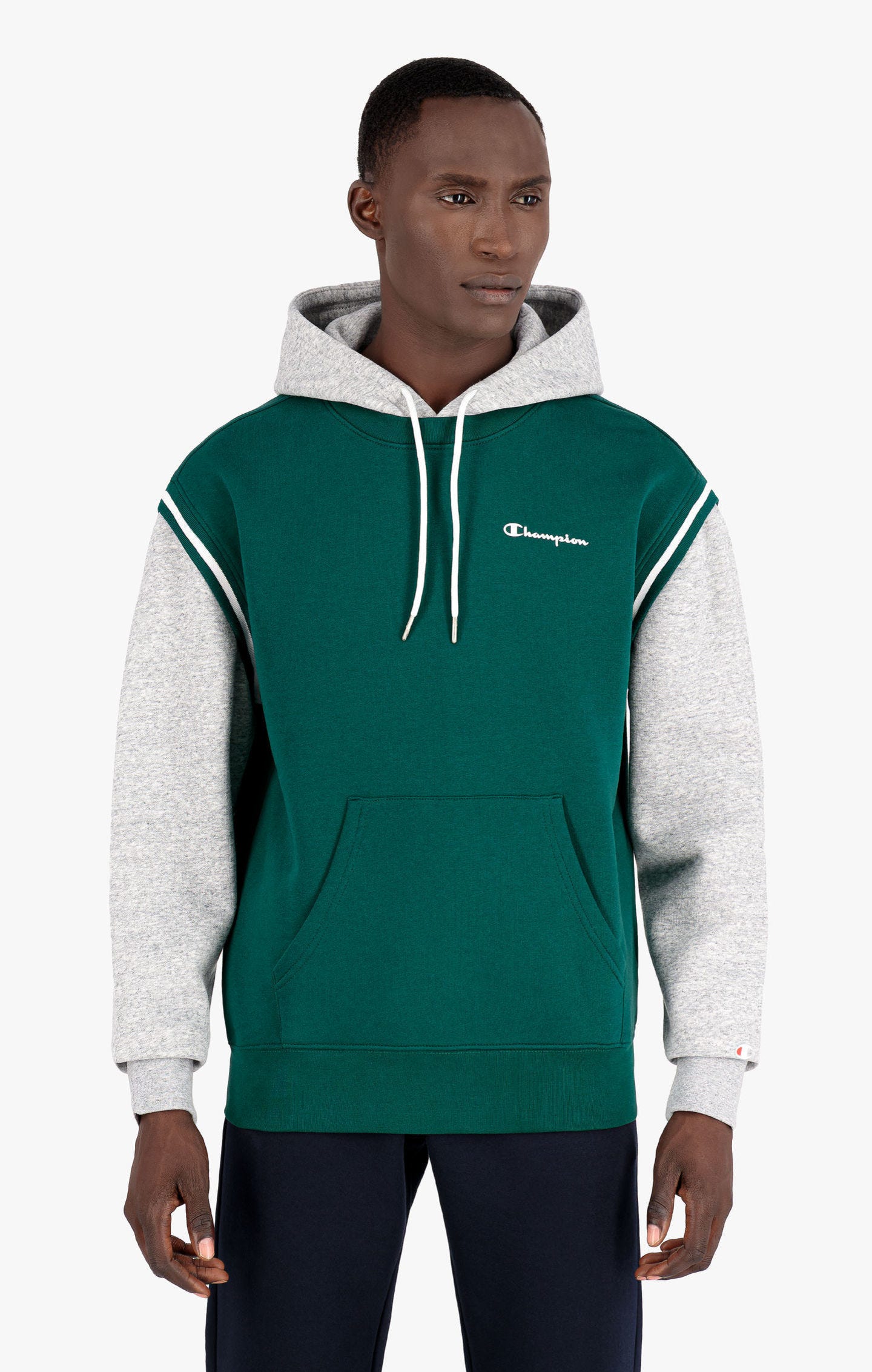 Sweatshirt à capuche, superpositions contrastées et petit logo