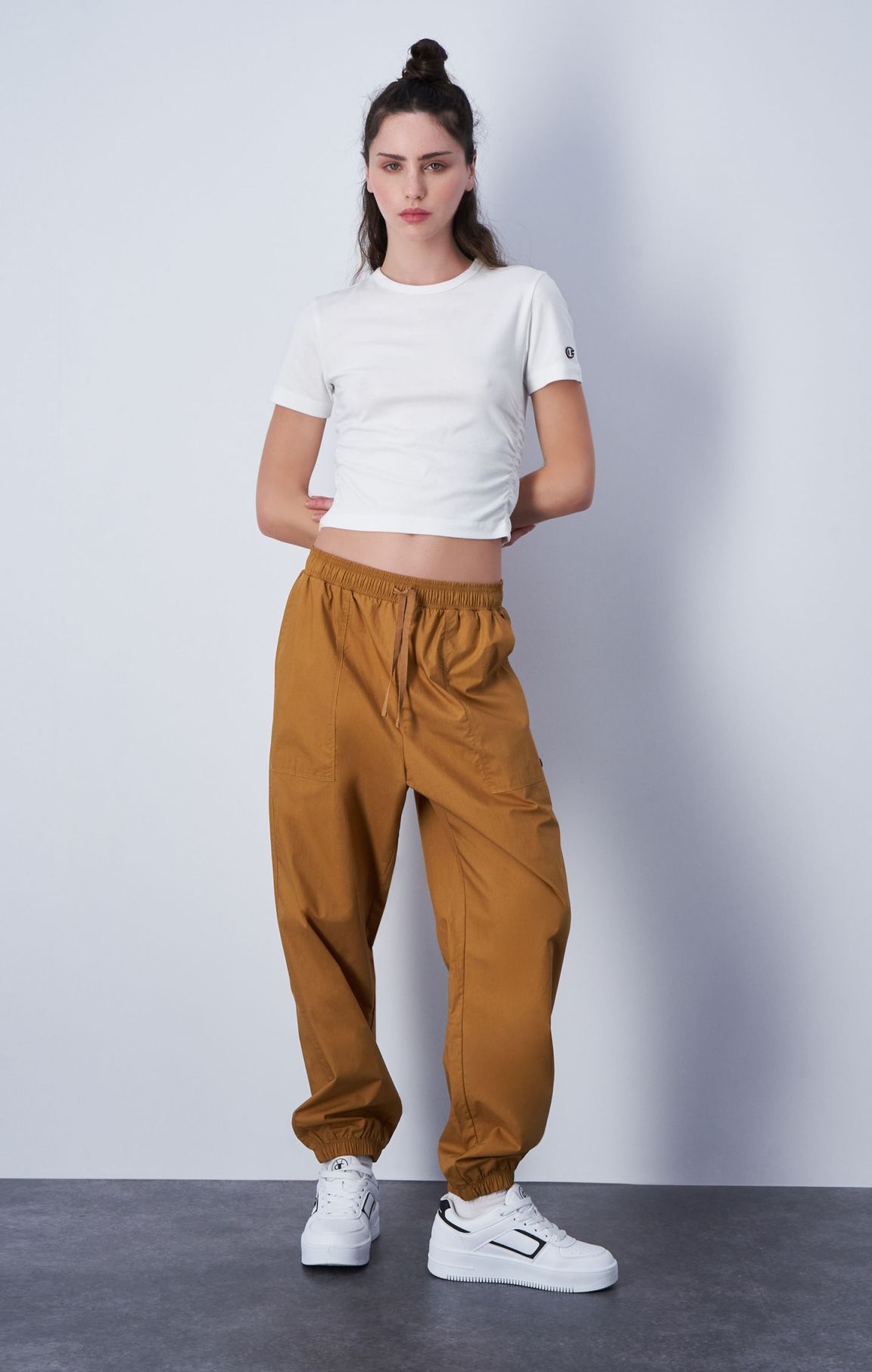 Pantalón minimalista de algodón con logotipo