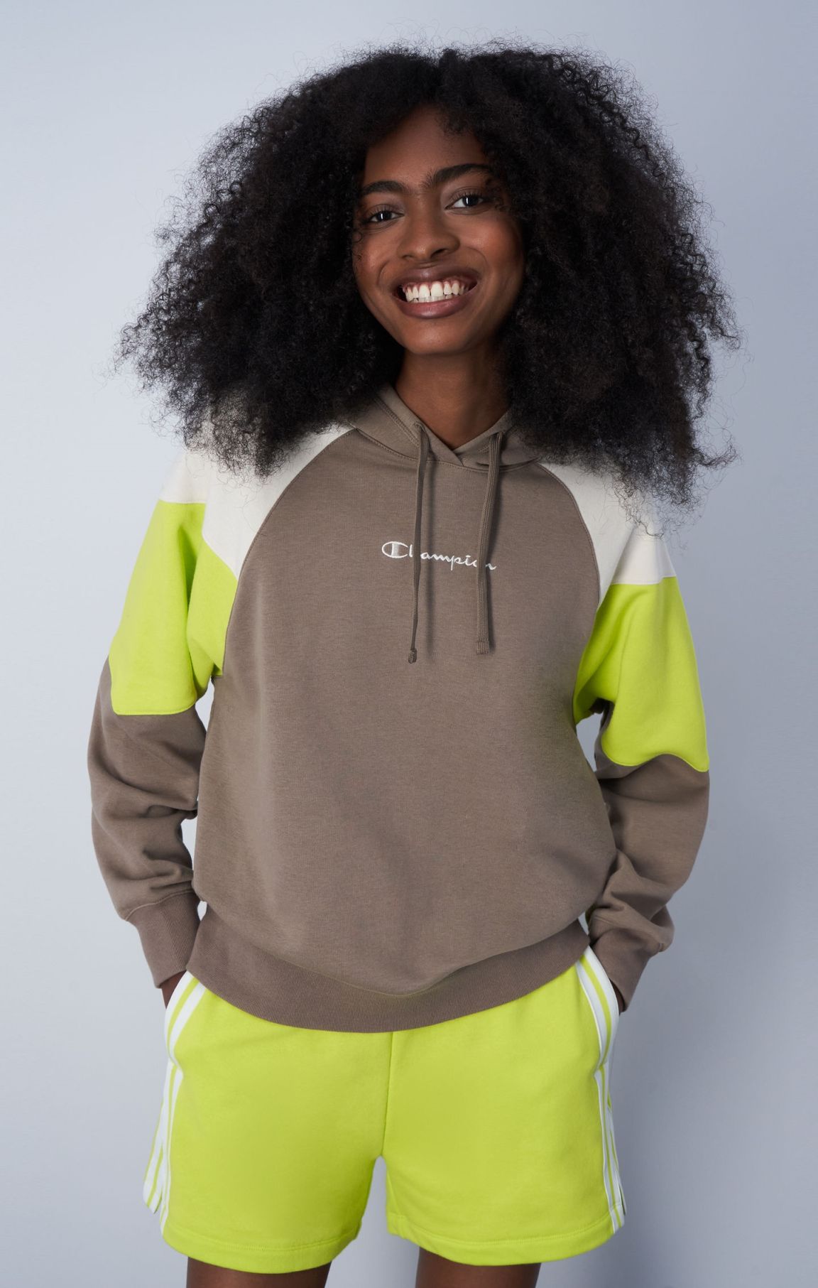 Sweatshirt à capuche léger motif colour-block