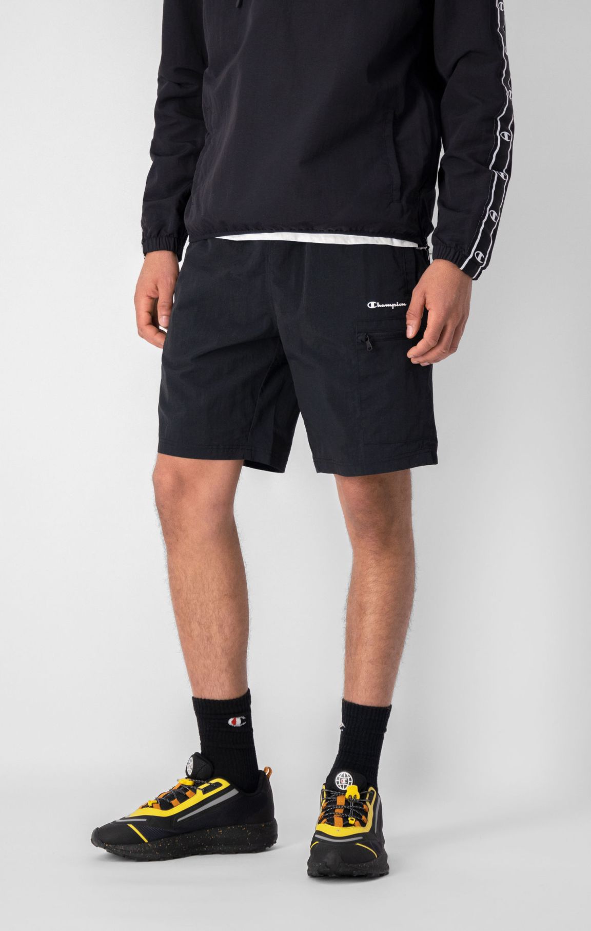 Shorts aus Knitter-Nylon mit Logo-Schriftzug