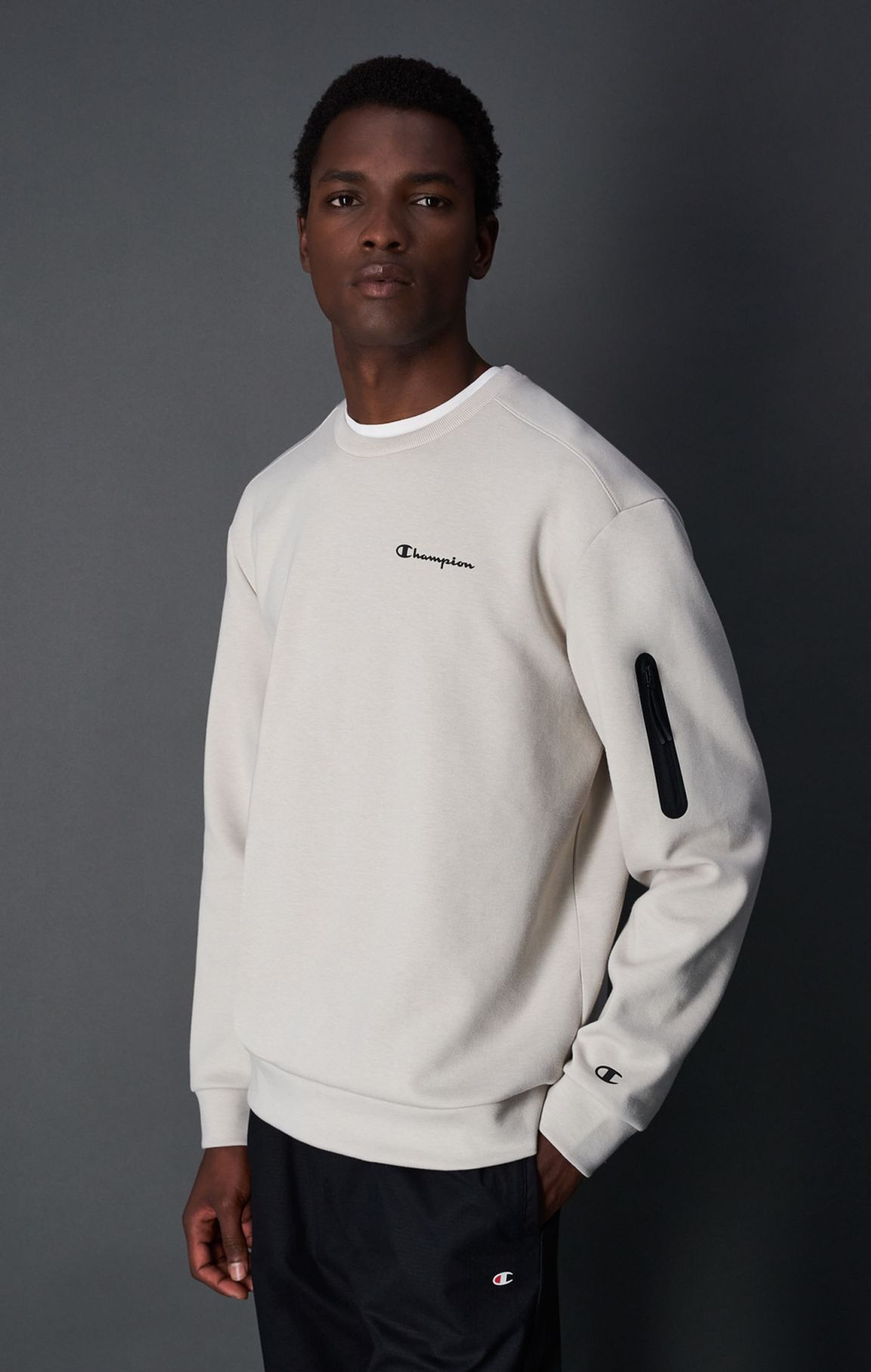 Minimalistisches Sweatshirt mit Reißverschlusstasche
