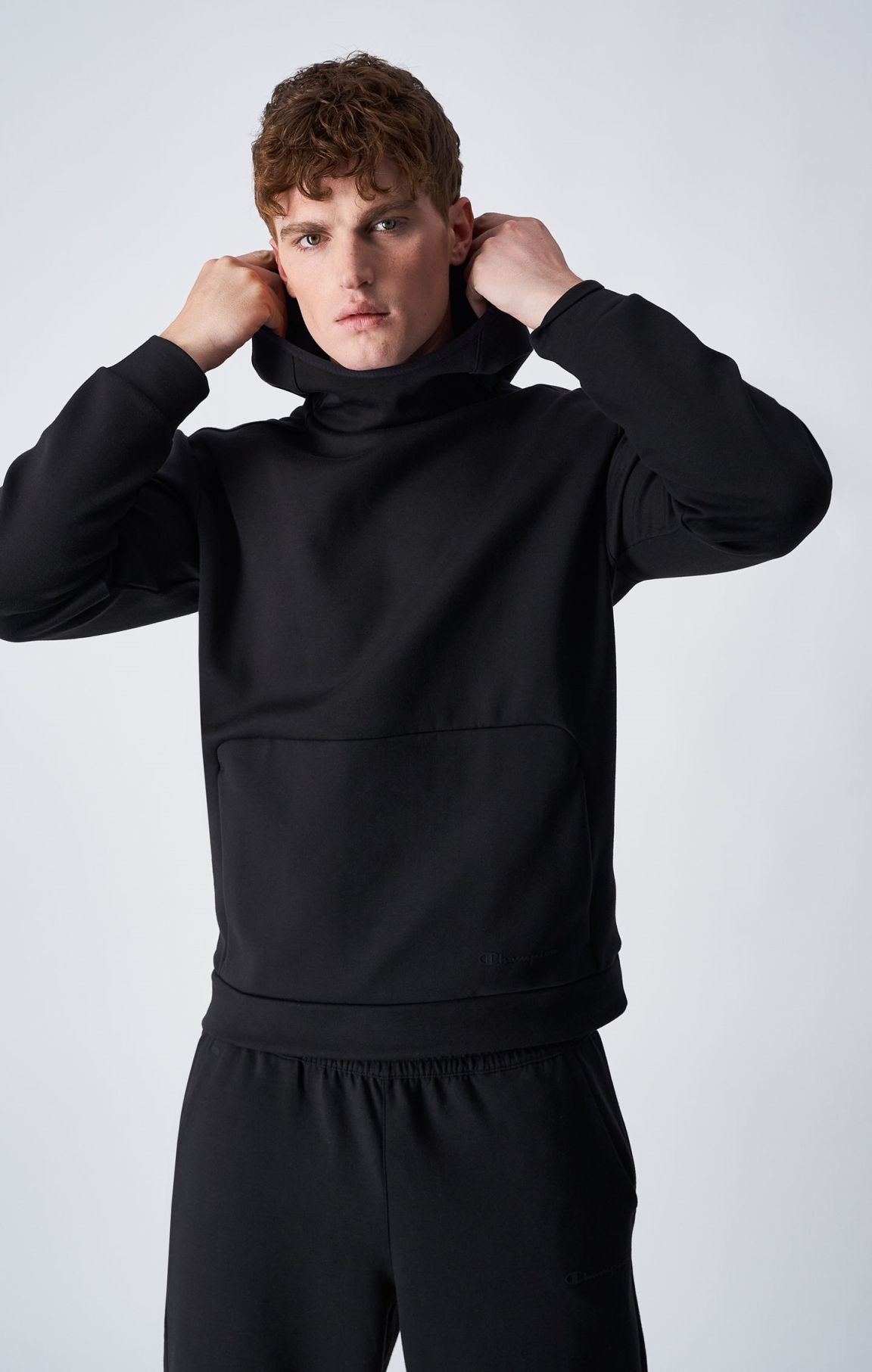 Sweatshirt minimaliste à capuche et poche zippée